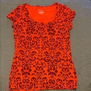 Merona orange 🍊 Short-Sleeve Scoop Neck Top with Dark Red Pattern